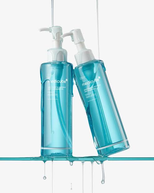 Two blue bottles with pump dispensers labeled 'Medicube' on a white background.